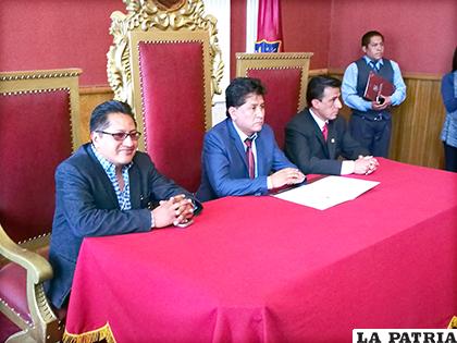 Las autoridades de Coteor y la Alcaldía en la firma del convenio/LA PATRIA