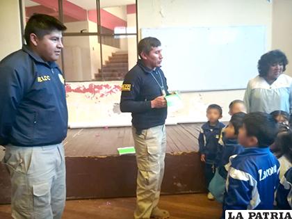 Los estudiantes del kínder Zaconeta recibieron la visita de los policías /LA PATRIA