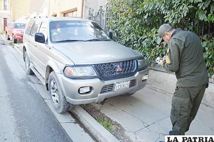 Un funcionario de tránsito realiza el control de vehículos mal estacionados en el centro de la ciudad / LA PATRIA