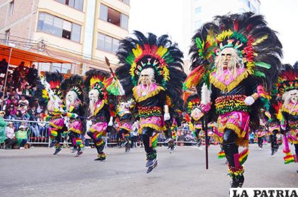El sacerdote participó en el carnaval junto a esta agrupación folklórica / LA PATRIA