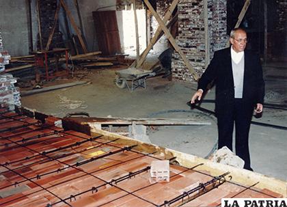 Padre Alfonso dirigiendo los trabajos de ampliación y restauración en los años 80