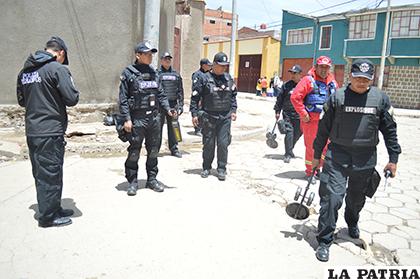 Personal de Explosivos estuvo en las calles Caro y Bakovic / LA PATRIA 