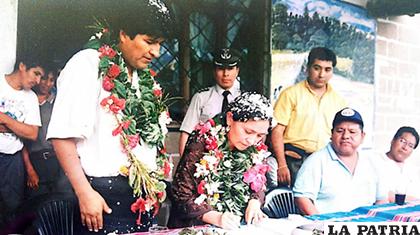 Tomasa Yarhui y Evo Morales cuando era ministra y dirigente de los cocaleros, respectivamente/YARHUI