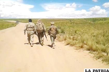 Los militares caminaron en el altiplano hostigados por comunarios/ LA PATRIA