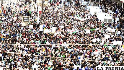 Las mujeres argelinas encabezaron la marcha de protesta contra la reelección del enfermo presidente, Abdelaziz Buteflika /Lavozdegalicia