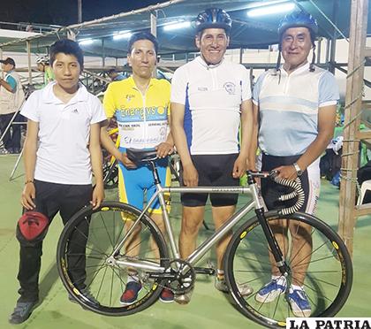 Los ciclistas orureños que son parte del torneo nacional en Santa Cruz /CORTESÍA VÍCTOR LIMA