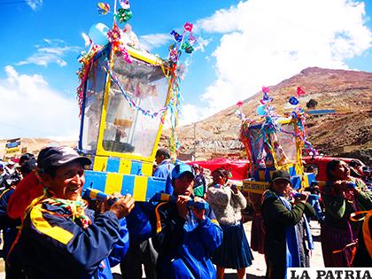 Mineros llevando al Tata kÂ´ajcha en  el carnaval minero