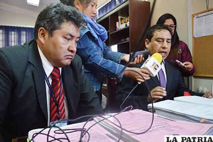 El fiscal Franz Villegas (izq.) y el fiscal Departamental, Orlando Zapata (der.) brindaron ayer una conferencia de prensa en ambiente del Ministerio Público /LA PATRIA