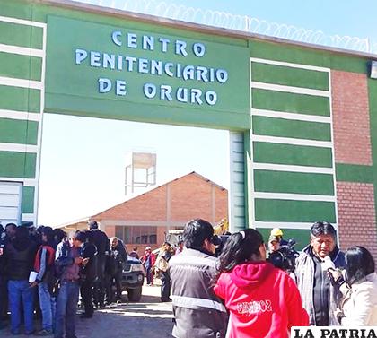 Muro perimetral e ingreso principal al nuevo recinto carcelario en l a comunidad de Socamani /GAMO