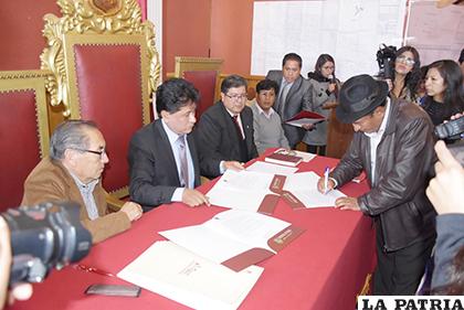 Momento de la firma entre dirigente de Santa Ana I y el alcalde Aguilar /GAMO