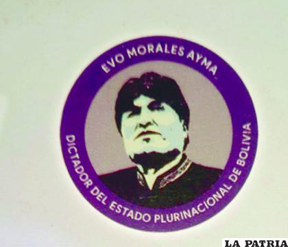 Fotos 1 y 2: Las fotografías de la carpeta circularon por las redes sociales mostrando un logotipo con la frase   