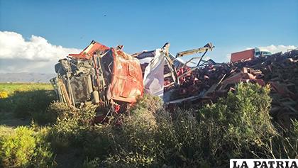 El camión que transportaba las cajas de cerveza quedó prácticamente destrozado /LA PATRIA