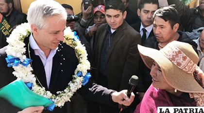 El vicepresidente Álvaro García durante la entrega de viviendas en el Distrito 4 de El Alto /Ministerio de Comunicación