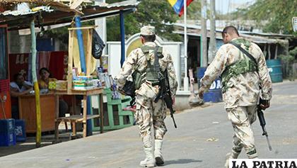 Militares colombianos patrullan las calles de la región fronteriza de Paraguachón / CNN EN ESPA?OL