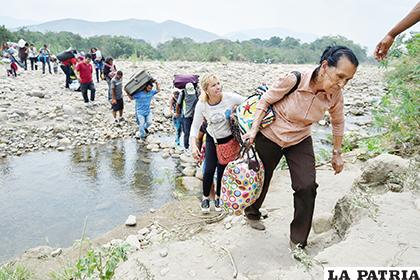 Centenares de venezolanos cruzan por puentes improvisados para evitar caer al río / TENEMOS NOTICIAS