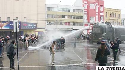 El pasado 8 de marzo una estudiante recibió el impacto del chorro del carro lanzaagua de Carabineros / INDH