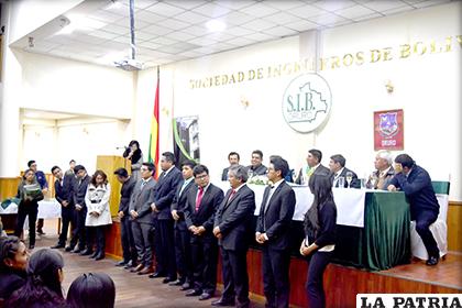 Acto de posesión de nuevos afiliados a la Sociedad de Ingenieros de Bolivia/ Osmar Porcel