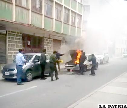 El incendio del vehículo se registró en el centro de esta capital / LA PATRIA