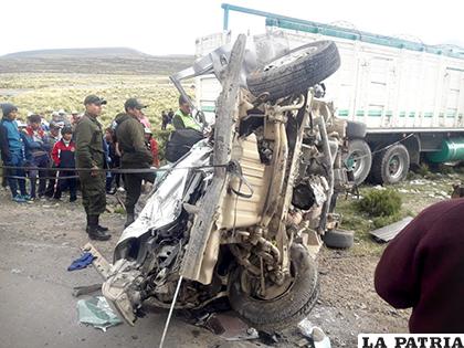 En la colisión entre un minibús y un camión, el primero quedó completamente destrozado /WHATSAPP