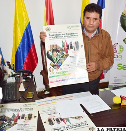  Edgar Solíz, director de CIQ con el afiche oficial de la Conferencia Científica /LA PATRIA