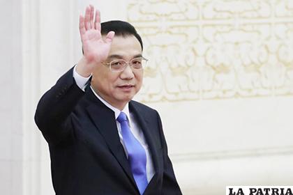 El premier chino Li Keqiang saluda a su llegada a una conferencia de prensa /EFE/Archivo