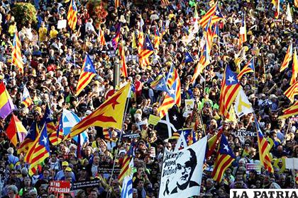 Muchos de los participantes acudieron con banderas independentistas catalanas /att.net