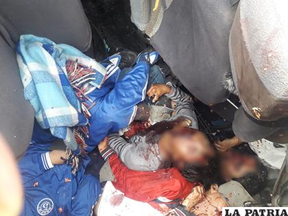 Varios cuerpos quedaron atraicionados entre los fierros del minibús /LA PATRIA