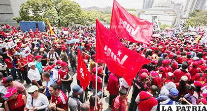 Chavistas y seguidores del Gobierno del presidente de Venezuela, Nicolás Maduro participan en una marcha de apoyo/EL NUEVO DIARIO