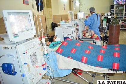 En instituciones privadas una sesión de hemodiálisis llega a costar algo más de 700 bolivianos /LA PATRIA