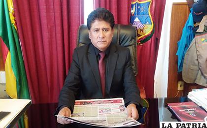 El alcalde Aguilar con el periódico en mano /LA PATRIA
