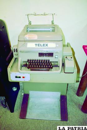 TELEX: El Télex tiene el mismo principio del teletipo, pero con este aparato no sólo se recibía la información, también podía transmitir a otros puntos del mundo.