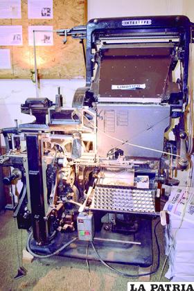 LINOTIPO: La Linotipo permitía elegir las líneas de fuentes, que después eran fundidas en plomo, un crisol incluido en la misma máquina, para posteriormente armar las placas con la que era impreso el periódico en la Rotoplana.