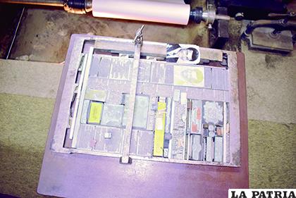 PLACA DE IMPRESI?N: De esta manera se armaba las placas después del trabajo en la Linotipo, antes de ingresar a la Rotoplana para la impresión final.