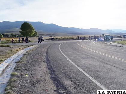 El ingreso a la carretera que conduce a Huanuni fue bloqueado/LA PATRIA