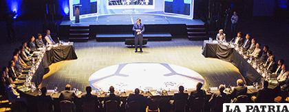 En la reunión participan los entrenadores de los equipos participantes en Copa Libertadores, entre ellos William Ramallo (el segundo de la izquierda) /conmebol.com