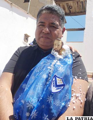 Wilson Martínez junto con el señor de San José ayer después de la misa /Cortesía Marco Aguilar
