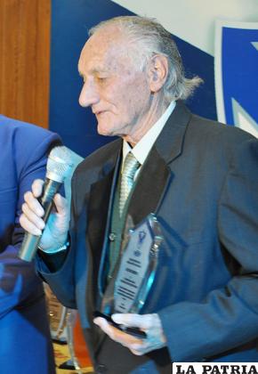 Nicolás Pidcova recibió el reconocimiento /Ovidio Cayoja - LA PATRIA