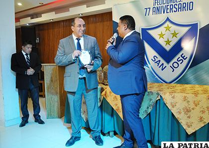 Marcelo Miralles recibe el reconocimiento de parte del club San José /Ovidio Cayoja - LA PATRIA