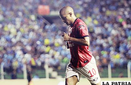 Serginho abandona la cancha tras insultos de la barra de Blooming /APG