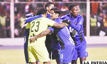 Brayan Velásquez autor del único gol del partido celebra con sus compañeros /APG