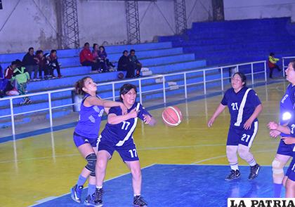 El maxibásquet mostró un novedoso torneo 3X3 /Reynaldo Bellota - LA PATRIA
