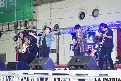 Con la fuerza del rock alternativo empezó la serenata