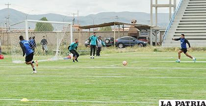 Ayer durante el entrenamiento, afinando la puntería para el próximo partido /Ovidio Cayoja - LA PATRIA