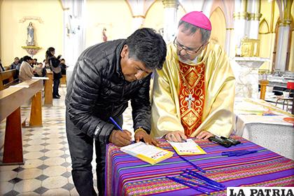 Gobernador Vásquez junto al Obispo Bialasik firmado el pacto /LA PATRIA