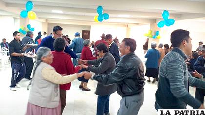 Personas de la tercera edad festejaron bailando/DIO