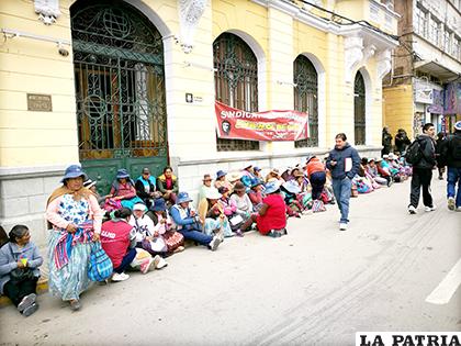 Trabajadores de Avance de Obras bloquearon el ingreso a la Alcaldía por varias horas/LA PATRIA