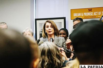 La presidenta del Congreso estadounidense, la líder demócrata Nancy Pelosi (c), participa de la rueda de prensa en Nueva York / YAHOO NOTICIAS