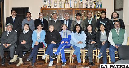 Delegados de los clubes fundadores de la Asociación Municipal de Básquetbol Oruro / Ovidio Cayoja LA PATRIA