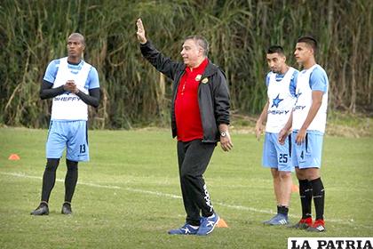 El entrenador uruguayo nacionalizado paraguayo Ever Hugo Almeida, habla con los jugadores de Rionegro Águilas Doradas /yahoo.com