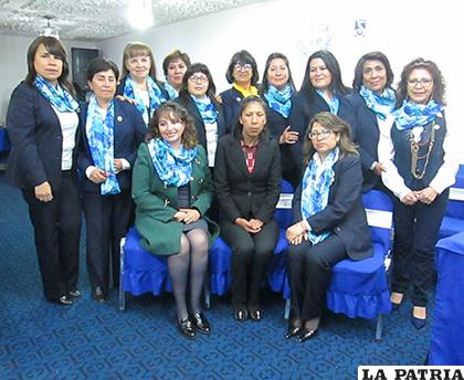 Socias del Club Soroptimist Internacional Oruro junto a la ganadora del primer lugar /LA PATRIA KARINA PILLCO
